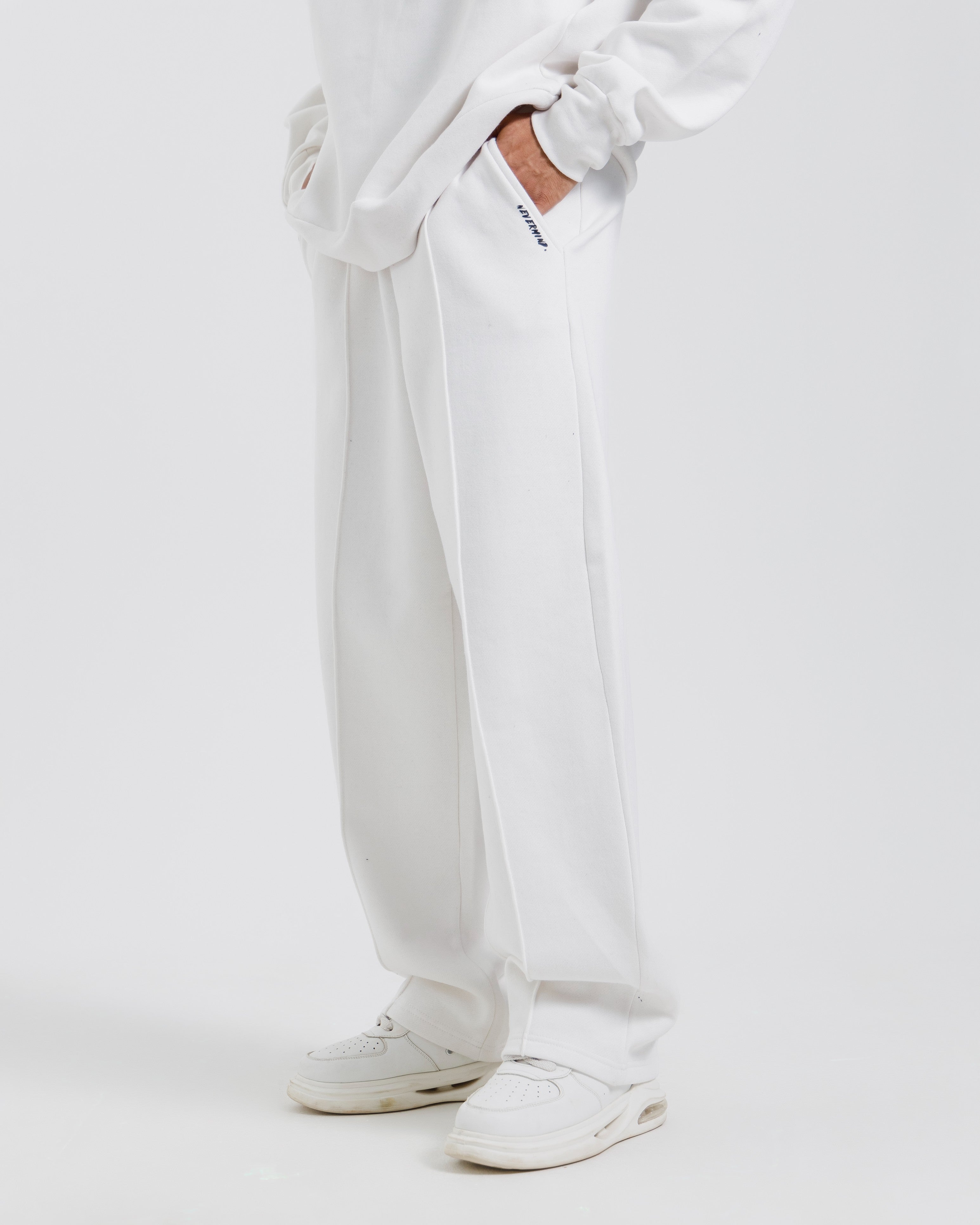 Nevermind Essentials volume I | White Sweatshirt fleece Co-ord set