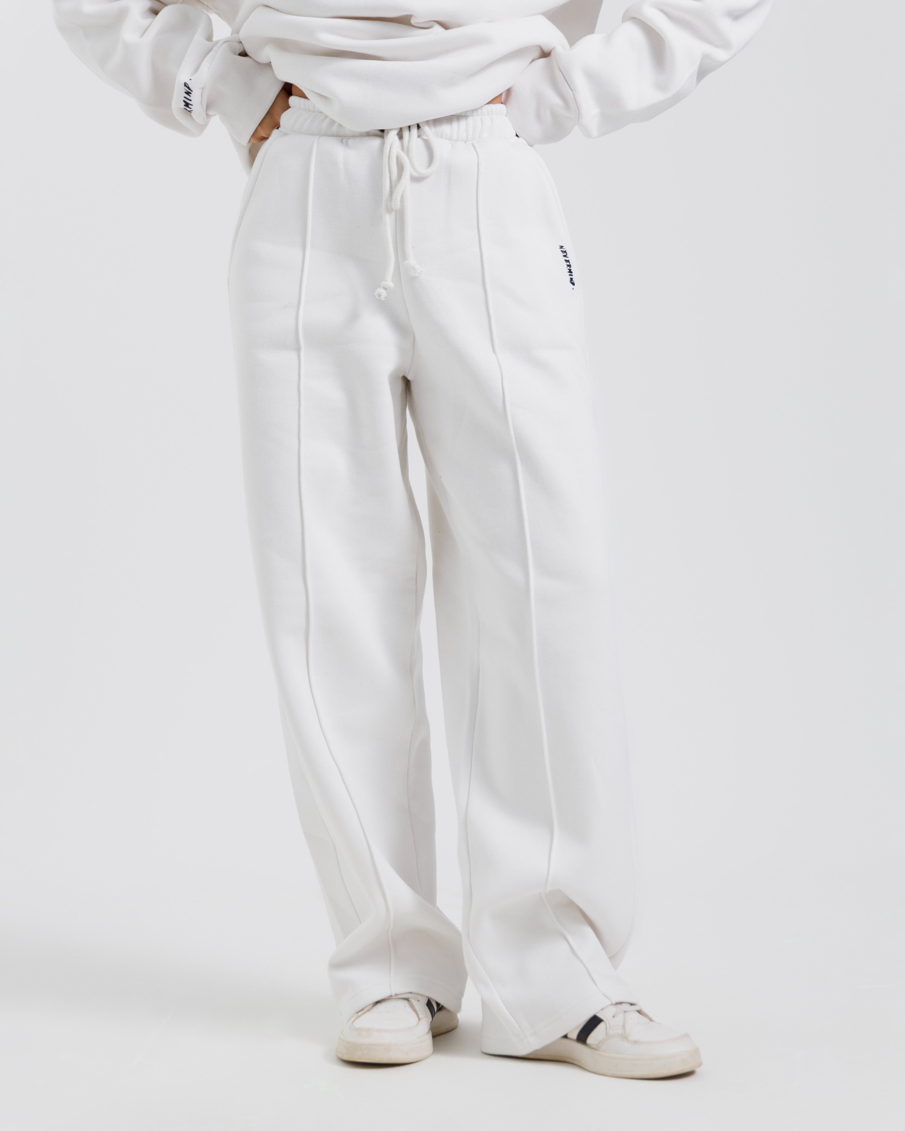 Nevermind Essentials volume I | White Sweatshirt fleece Co-ord set