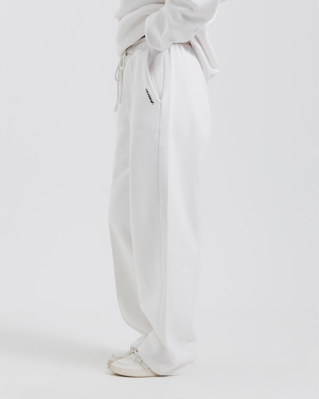 Nevermind Essentials volume I | White Sweatshirt fleece Co-ord set